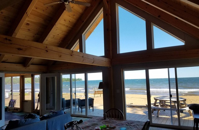 Casa de playa en la bahía de arena del lago Superior
