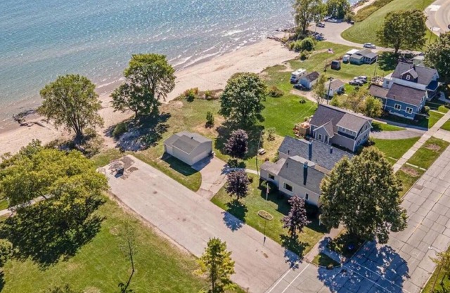 Beach House on the shores of Lake Michigan Near downtown Sheboygan