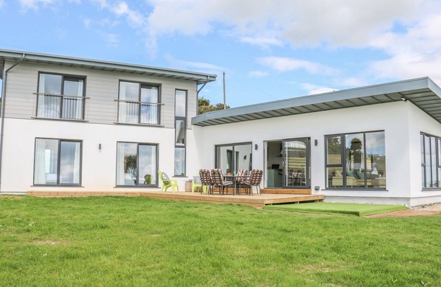 BEACH HOUSE, pet friendly, with open fire in Courtown, County Wexford