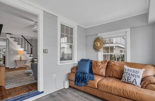Beach house! Sleeps 8, off street parking