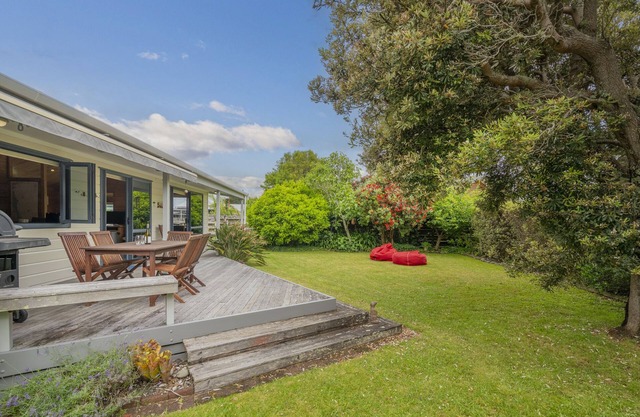 Beach house vibes plus sleep out for 2nd family or teenagers. Pet friendly.