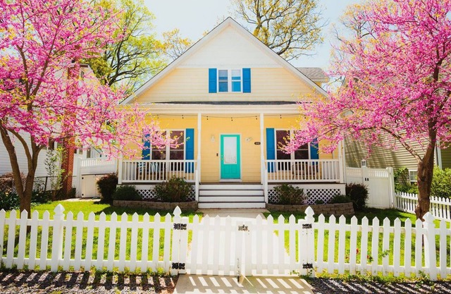 Huge Beach Bungalow w/Yard, Beach Passes, 2 King Bds near Boardwalk, Restaurants