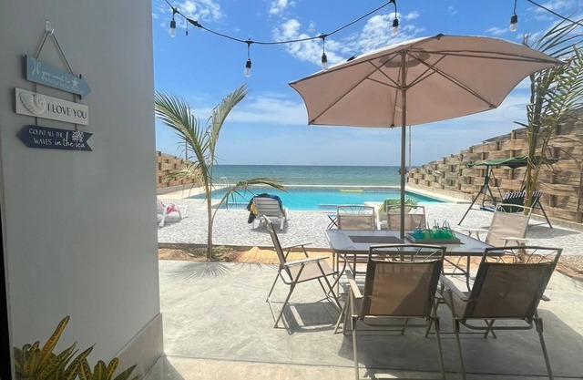 Beach house with 4 bedrooms for 12, Wi-Fi, and AC