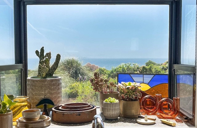 BEACH HOUSE WITH EPIC VIEWS - cedar hot tub, curated interior