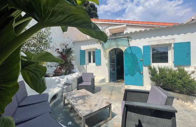 Beach house with private garden 200 m from the sea
