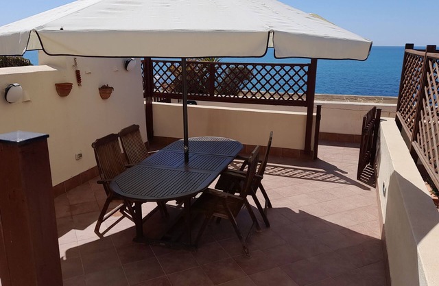 Casa de playa con terraza con vistas a la playa de Portu Maga