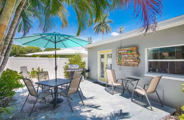 Beach Life by the Gulf- Charming & Fully Equipped!
