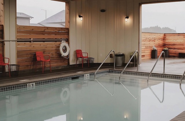 Beach Lover's Paradise! Indoor Pool, 2 Relaxing Units near Long Beach Peninsula!