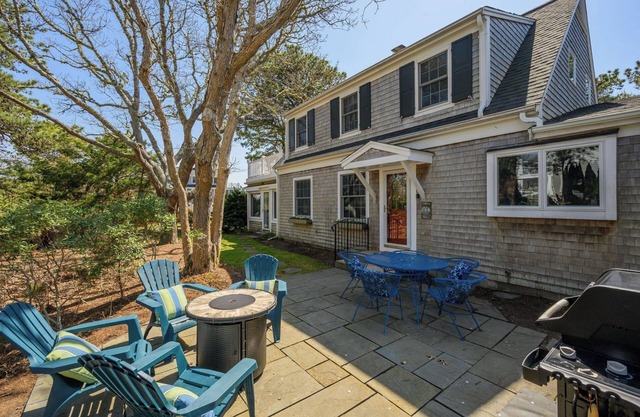 Beach Plum Cottage - Dog-friendly, deck, sunroom, patio! Sleeps 8 - 3 bed/3 bath
