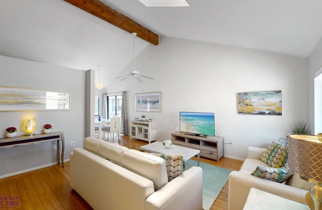 Beach Rd, 300ft to Beach Access & 500ft to Siesta Key Village, 2bdr