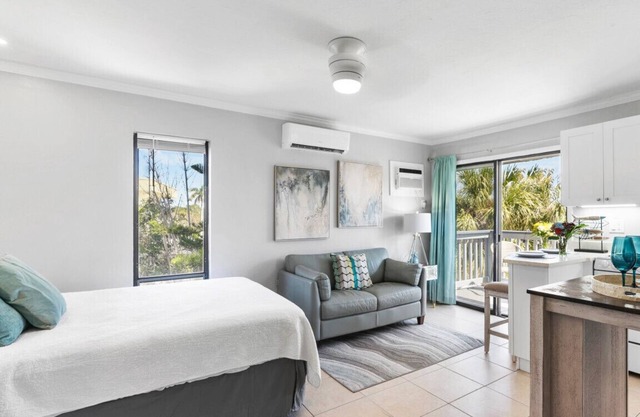 Beach Rd, 300ft to Beach Access & 500ft to Siesta Key Village, Studio