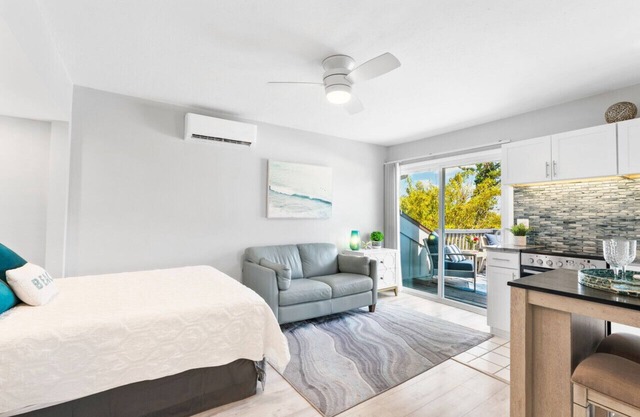 Beach Rd, 300ft to Beach Access & 500ft to Siesta Key Village, Studio