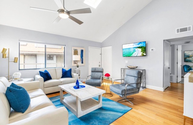 Beach Rd, 300ft to Beach Access & 500ft to Siesta Key Village, 2bdr & Studio