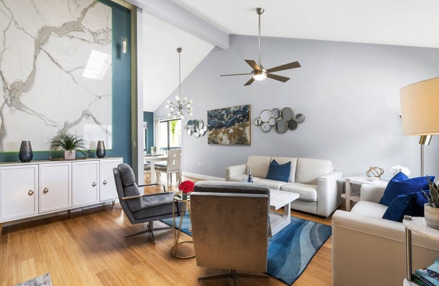 Beach Rd, 300ft to Beach Access & 500ft to Siesta Key Village, 2bdr