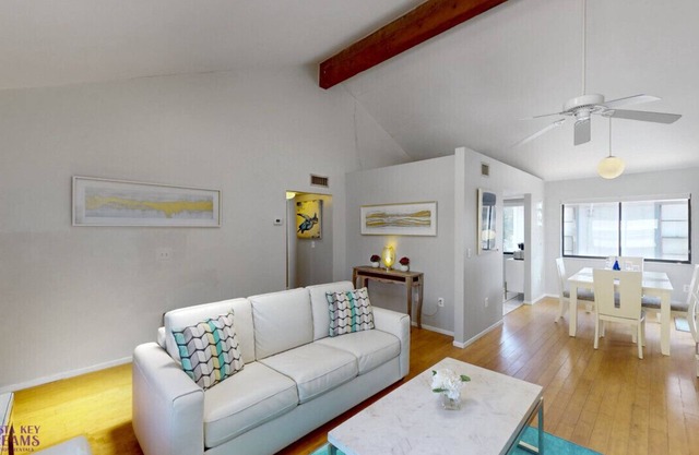 Beach Rd, 300ft to Beach Access & 500ft to Siesta Key Village, 2bdr & Studio