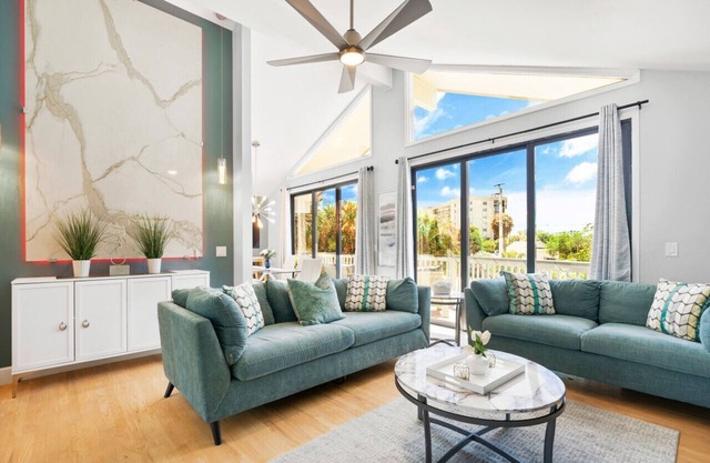 Beach Rd, 300ft to Beach Access & 500ft to Siesta Key Village, 2bdr