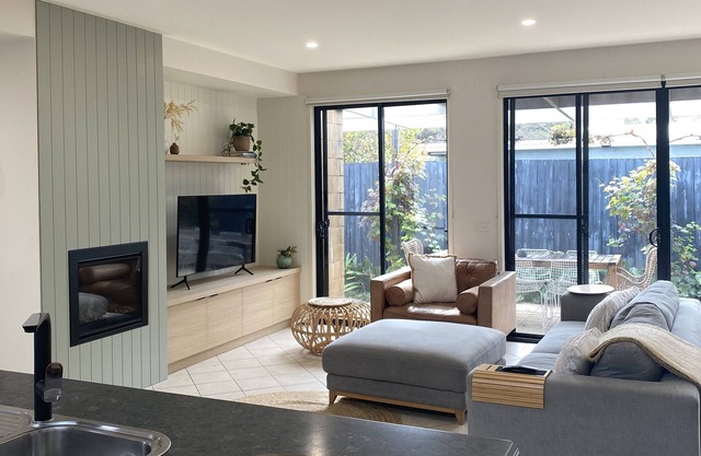 Beach Relax - Ocean Grove -Surf, Cafes, Wineries, Bars, NEW cozy Gas Fireplace!