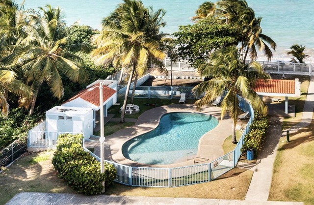 ¡Ubicación! Acceso a la playa, WiFi, piscina y estacionamiento gratuito.