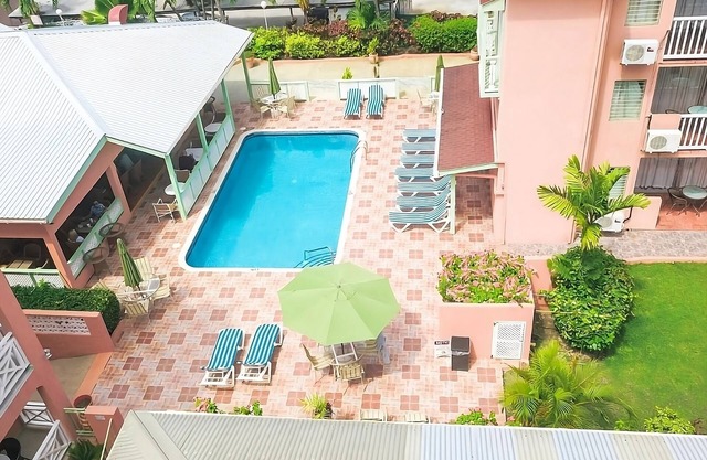 Beach Retreat: 3 Spacious Room w/ Complete Amenities, Living Area & Kitchenette
