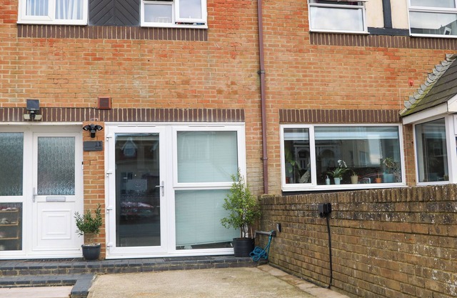 BEACH RETREAT, romantic, character holiday cottage in Seaford