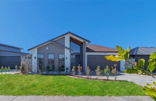 Beach Revival - Clarks Beach Holiday Home