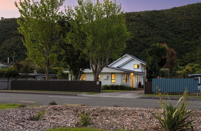 Beach Road Oasis - Waikawa Holiday Home