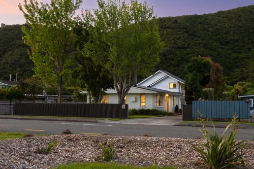 Beach Road Oasis - Waikawa Holiday Home