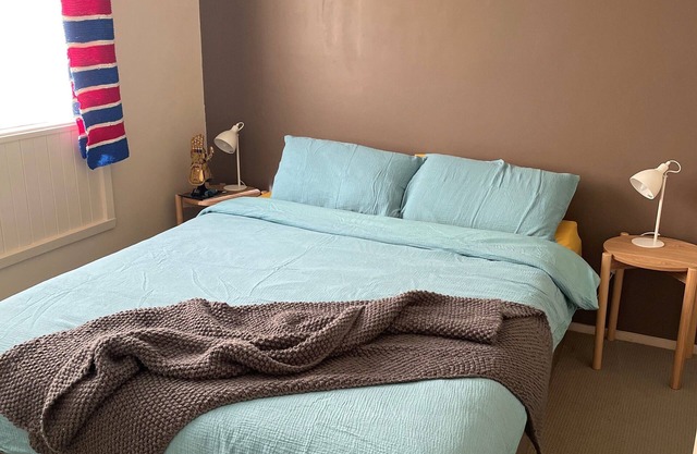 Beach Shack 150m to beach, 10m to Golf course, tranquil pet-friendly & quaint
