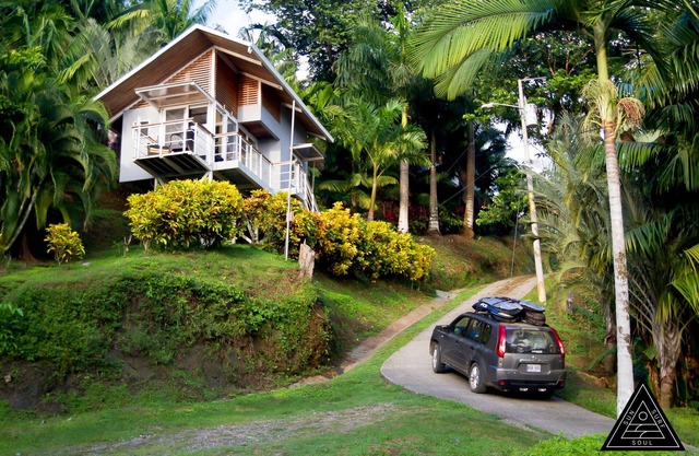 Acogedor estudio escondido en la exuberante ladera de la montaña con increíbles vistas al mar