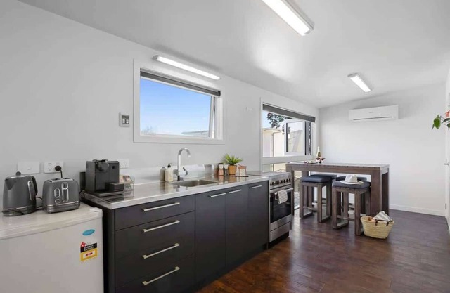 Beach Studio - coastal escape near Fitzroy Beach
