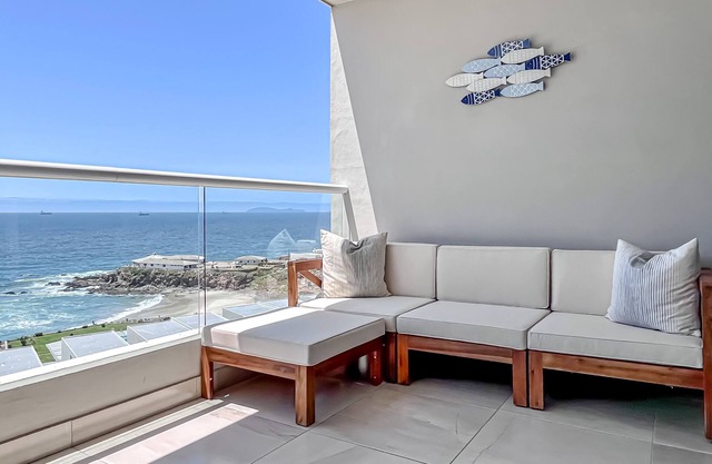 PlayaYSol-JollaExcelencia-PiscinaInteriorYAccesoALaPlaya