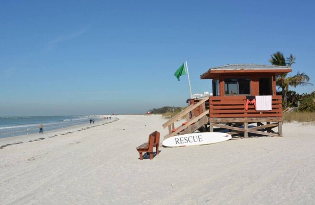 Sofisticada casa actualizada piscina moderna en St. Armands duerme (11). A poca distancia de tiendas, restaurantes y puestas de sol geniales en Lido Beach!