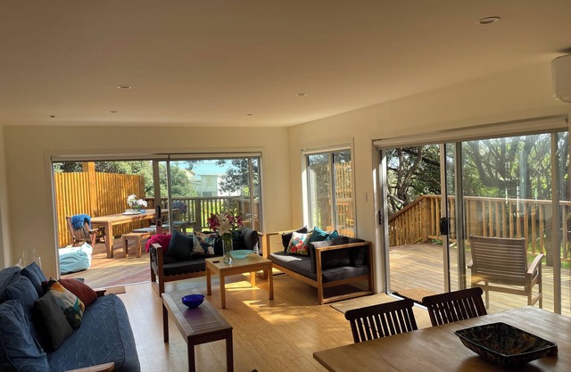 Beach-vibe, modern, easy-living house opposite Nth Piha iconic surf beach