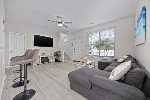 Beach Vibes Villa - 3 Bedrooms in prime location near beach with private yard!