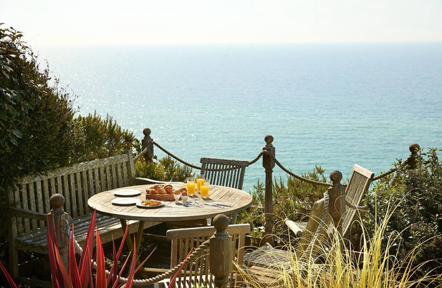 Beach View, ocupa una posición impresionante frente al mar en Southbourne, una ubicación privilegiada con hermosos paisajes costeros. Aprenda más sobre esta casa de vacaciones aquí.