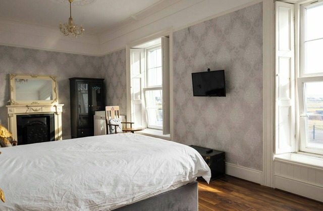 Beach Views, Elegant & Modernised 5BD Period Home
