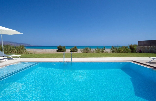 Dos Beach Villas frente al mar con 4 dormitorios y una piscina privada cada una.