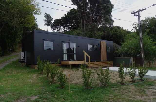 Beach Village retreat 5Min Walk to Beach & 2-Min to Village w/Cafes & Live Music