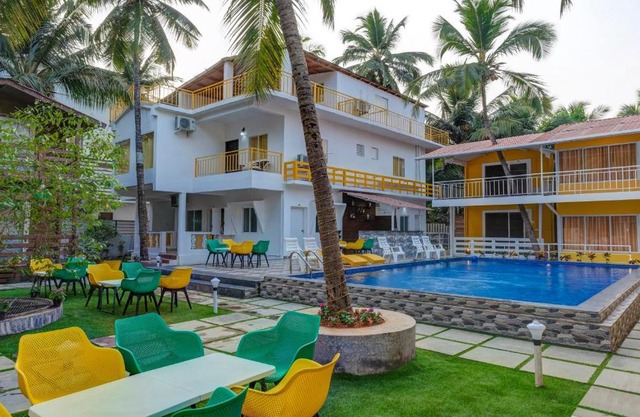 Beach Walk Resort-100 meters to Morjim Beach
