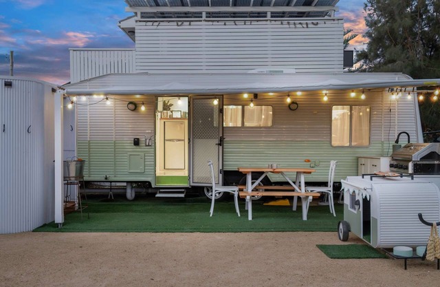 "Beachcomber Bliss" – Retro Copa Camper
