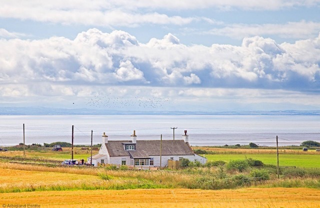Beachcombers - a cottage that sleeps 12 guests in 6 bedrooms