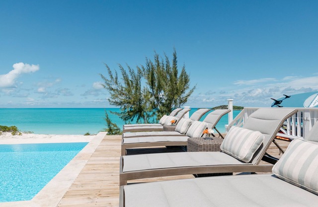Nueva villa frente al mar: piscina infinita y playa de arena durante todo el año
