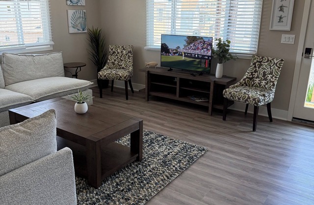 Beachfront 2-bed, 2-bath unit with AC in Seal Beach