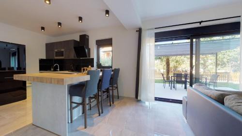 Beachfront - 2 bedrooms - 4 Guests - Barbecue