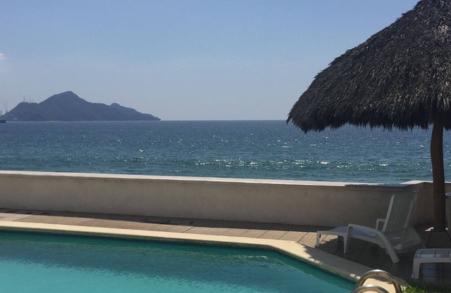 Condominio frente a la playa de 2 dormitorios / 2 baños con piscina