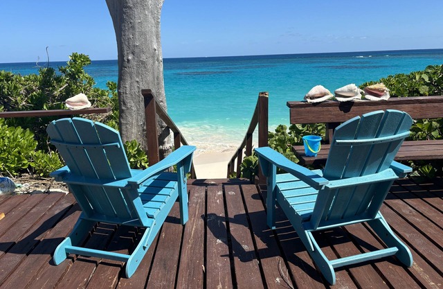 Beachfront 4 bed 3 bath luxury home with dock access, Hope Town settlement area