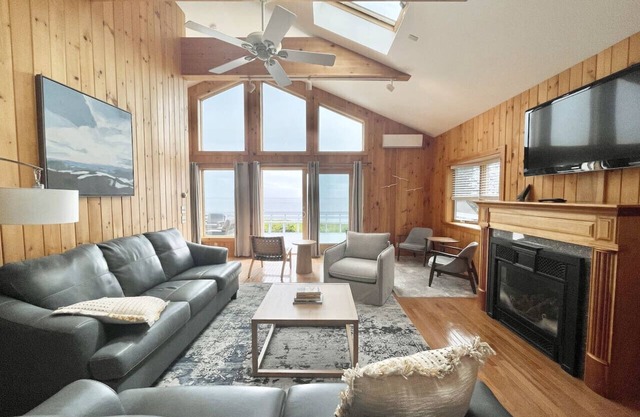 Beachfront 4 BR Spacious House! [Coastal Haven]