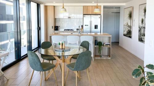 Beachfront Access & Rooftop Pool Views 2BR