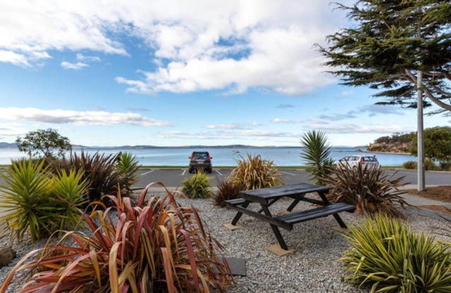 Beachfront Apartment Blackmans Bay