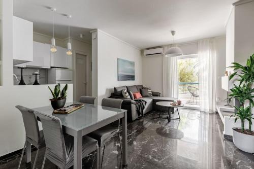 Beachfront apartment in Voula w/balcony